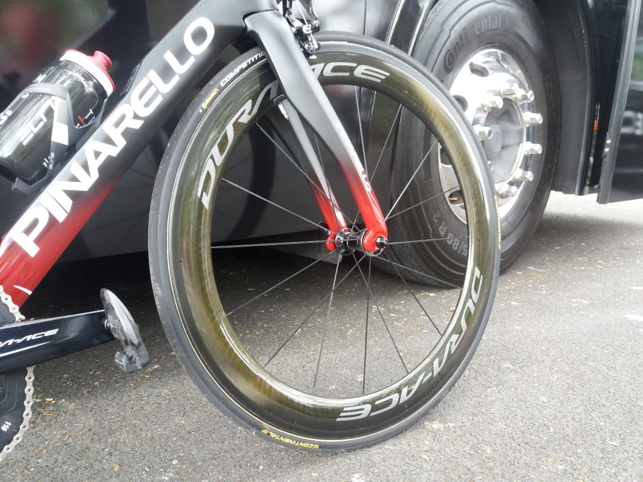 Team Ineos stick with components and wheels from Shimano
