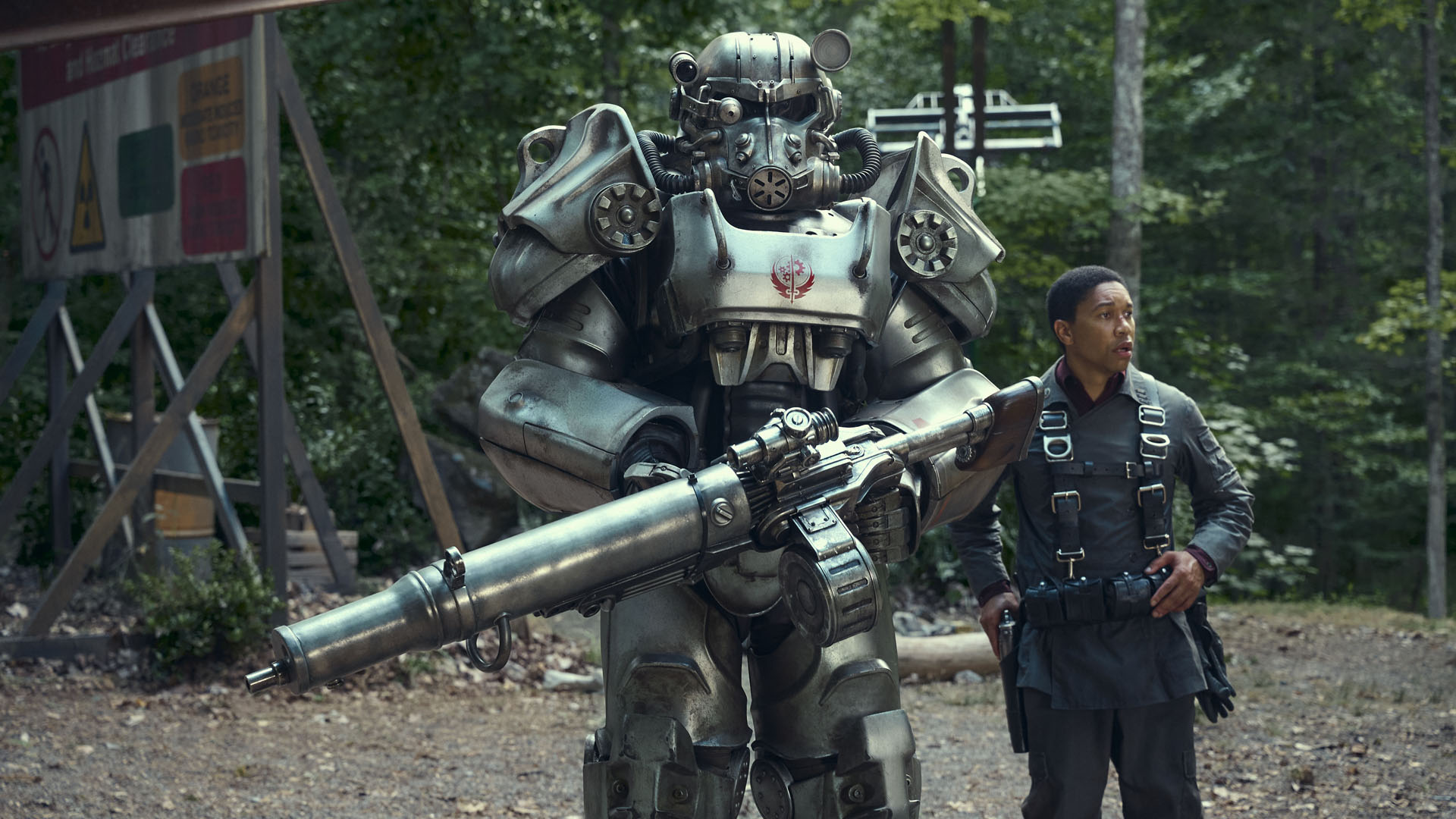 ماکسیموس در برنامه تلویزیونی Fallout آمازون در کنار استاد Brotherhood of Steel خود قدم می‌زند
