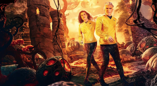 Dwie postacie science fiction w żółtych mundurach w obcym środowisku