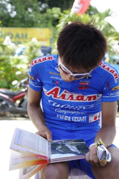 Last stage winner Yasuharu Nakajima checked today's course profile