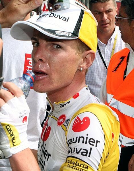 Ricc&ograve; drinks some well-deserved water after his escape.