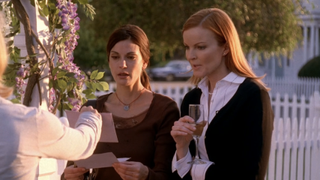 Susan and Bree looking at the note in Desperate Housewives' pilot episode