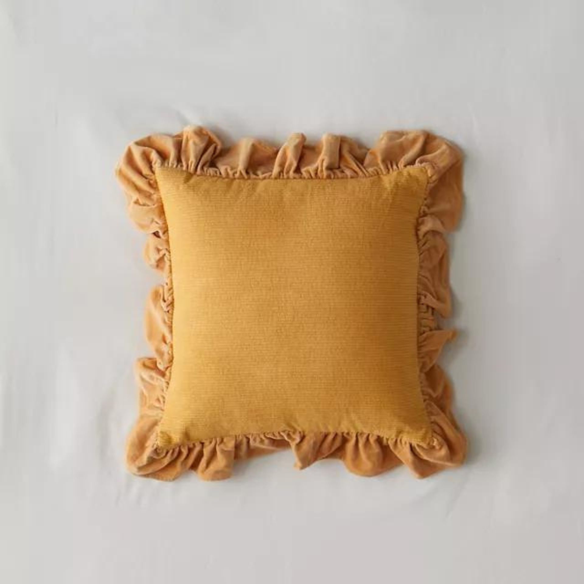 Bantal lempar kuning