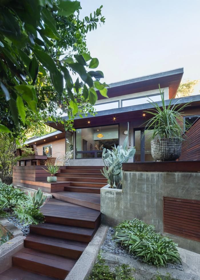 A modernist Californian home seen from outside.