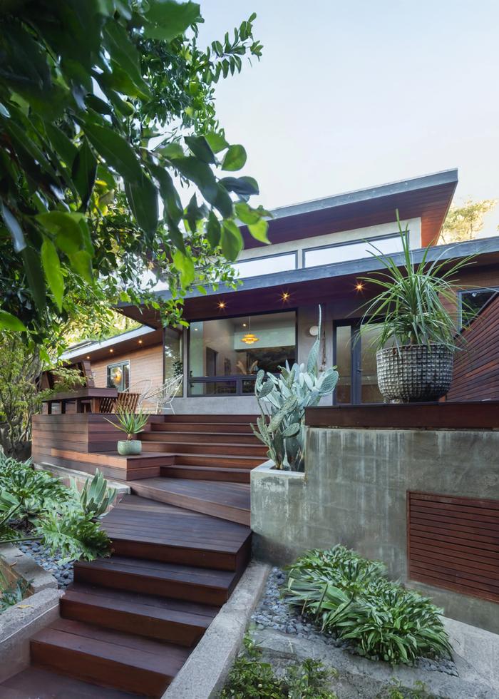 A modernist Californian home seen from outside.