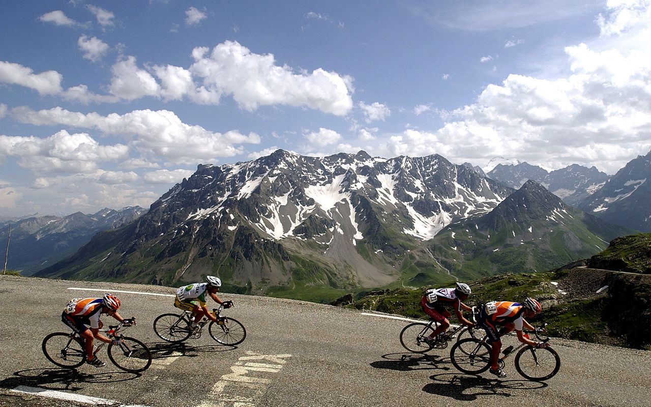 A shot from the 2003 edition of the Criterium du Dauphine
