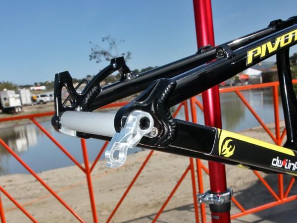 The 142x12mm rear end includes a burly derailleur hanger.