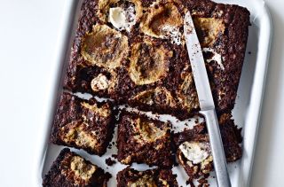 Sticky marshmallow and chocolate tray bake