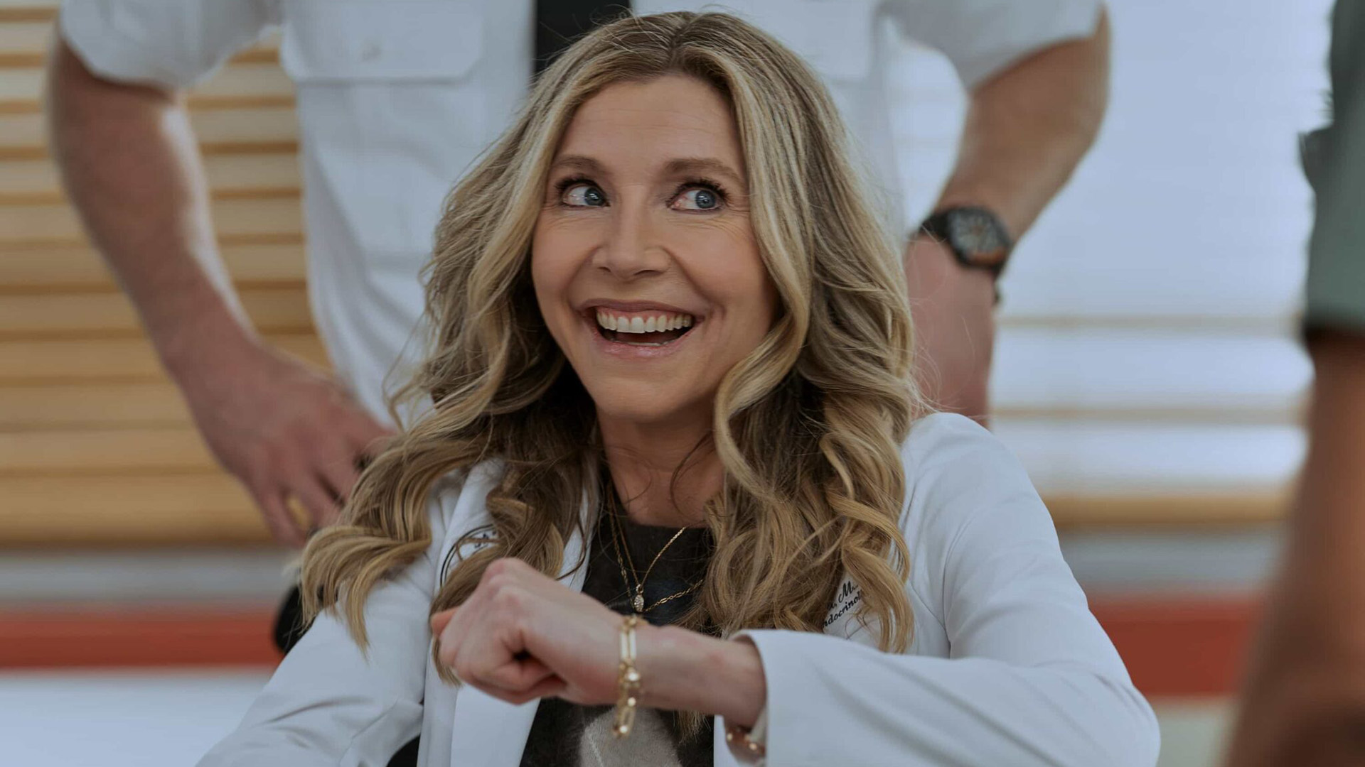 إليوت تبتسم وذراعها اليسرى مرفوعة في Scrubs الموسم 10 الحلقة 7