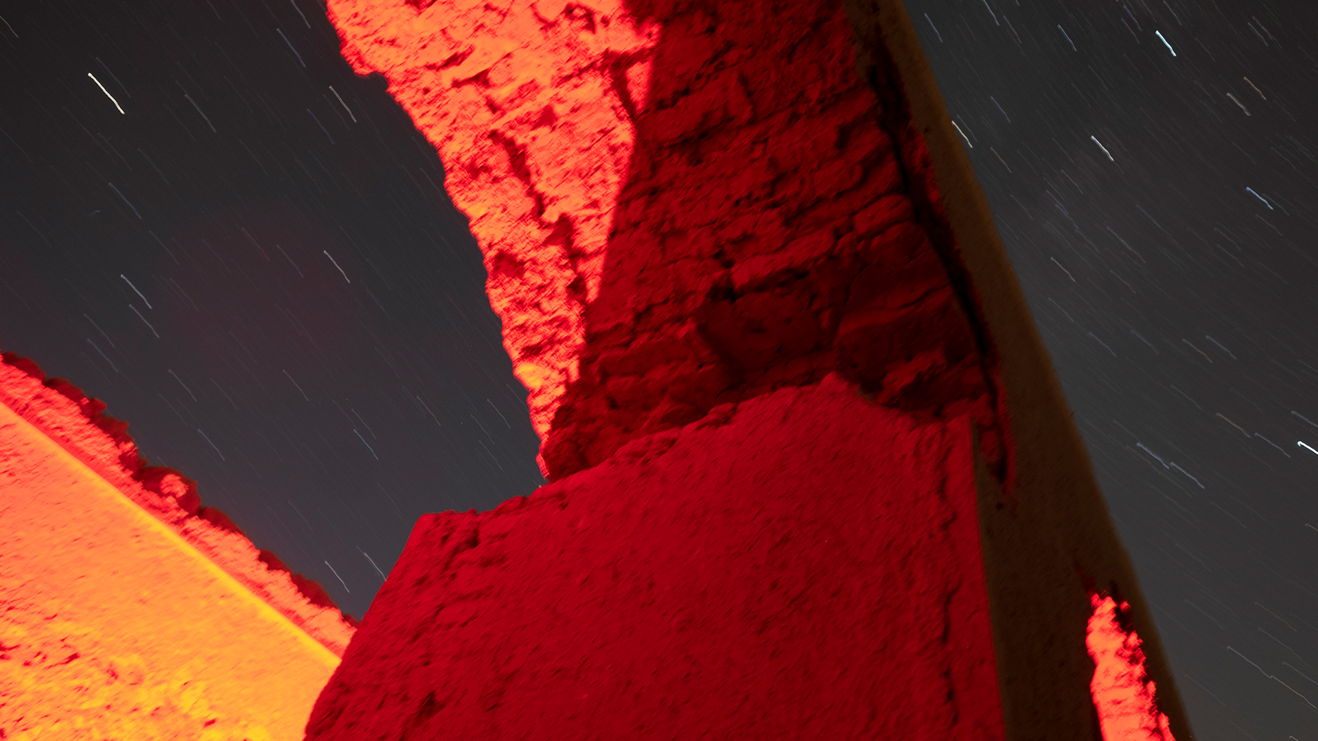Perseid meteor yağmuru sırasında terk edilmiş tarihi kervansarayların ve gece gökyüzünün görünümü.