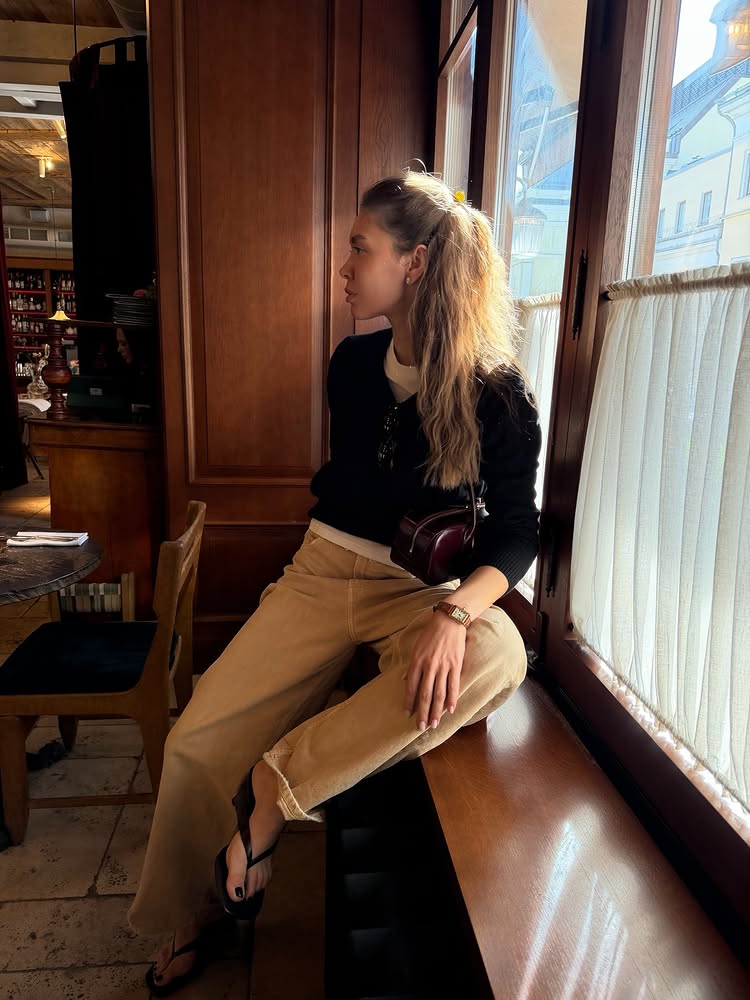 An image of @by_eva_ wearing jeans with heels