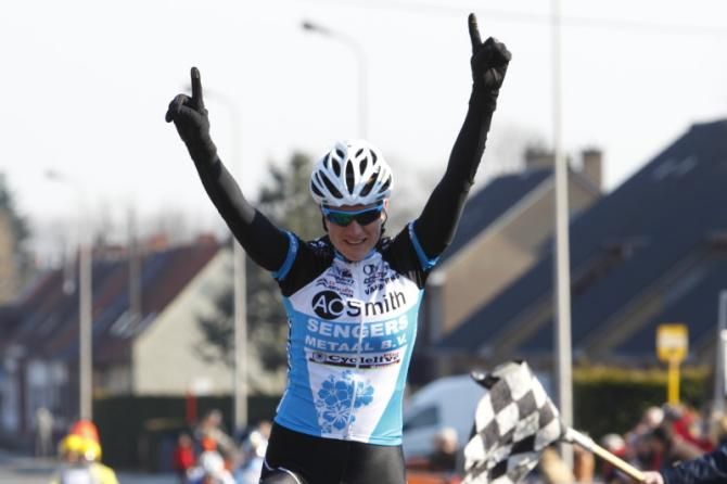 Vera Koedooder (Sengers Ladies Cycling Team) has time for a long celebration during her victory ahead of Iris Slappendel (Rabo Women)
