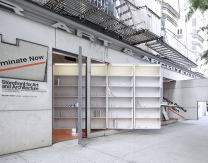 Abruzzo Bodziak建筑事务所用书架改造了Storefront的旋转立面面板