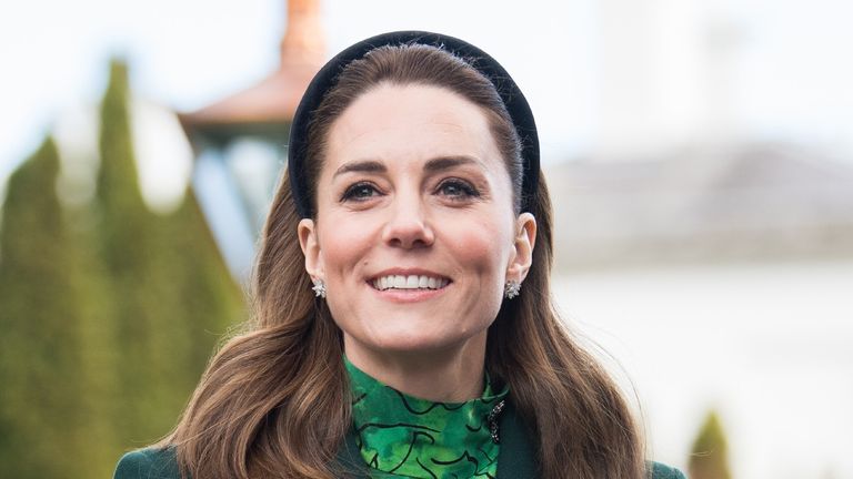 kate middleton wearing green and smiling