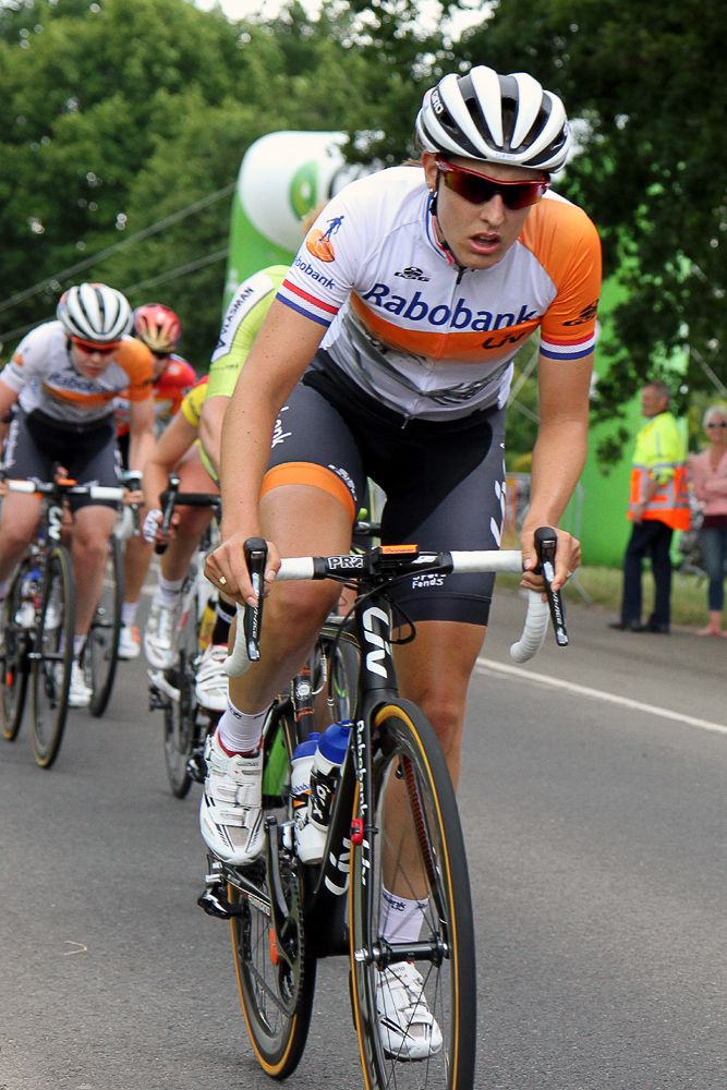 Lucinda Brand attacks during the race.