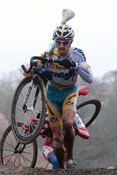 Bart Wellens (Telenet Fidea) runs cyclo-cross style.