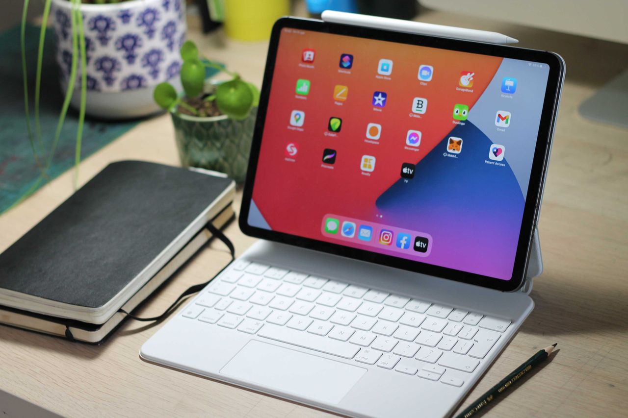 iPad Pro 11-inch 2021 with Magic keyboard and apple pencil