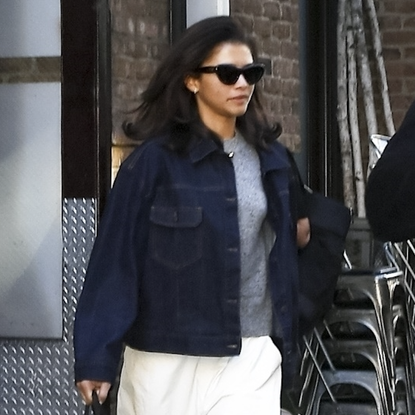 Zendaya was seen out in New York with her brother Austin Stoermer Coleman and her dog Midnight, dressed in a chic and cozy outfit. She wore a dark blue denim jacket over a gray sweater, paired with loose white wide-legged pants and white sneakers. Zendaya was also spotted holding a cap of Bero, the non-alcoholic beer recently launched by her boyfriend, Tom Holland.