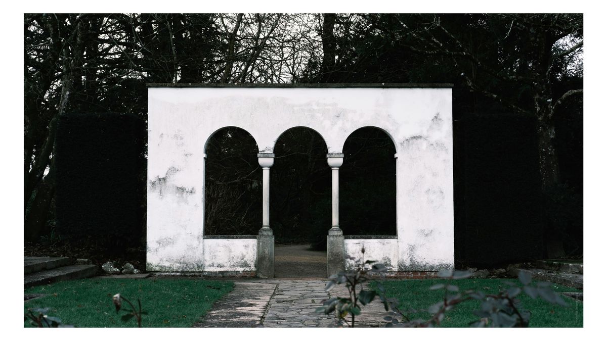 An image of a stately home taken on a Fujifilm X-E4