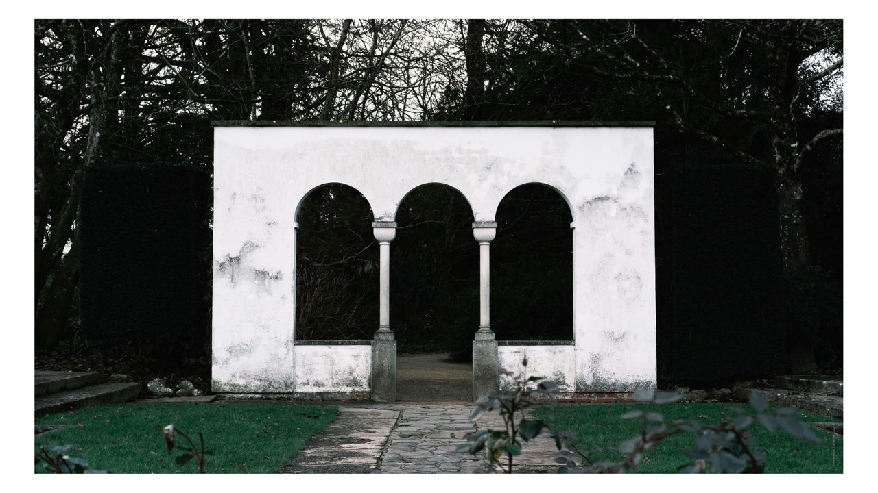 An image of a stately home taken on a Fujifilm X-E4