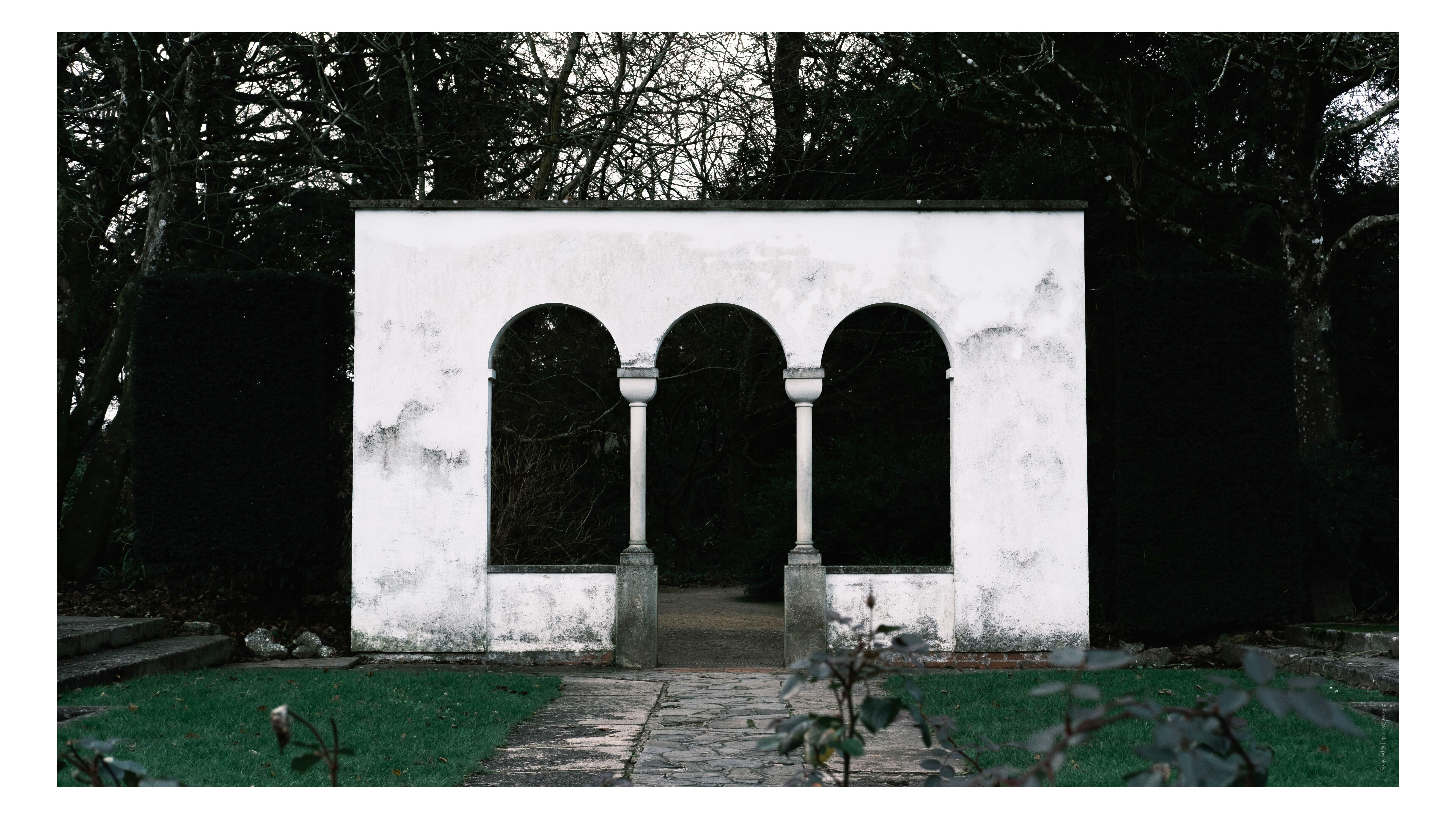 An image of a stately home taken on a Fujifilm X-E4