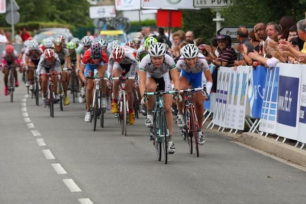 Kirsty Broun (Australia) takes the bunch sprint ahead of Lisa Brennaur (HPU).