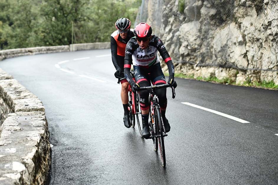 Dan Martin struggles in the difficult conditions