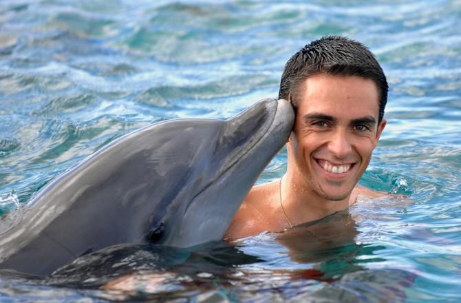 A dolphin plants a kiss on Alberto Contador