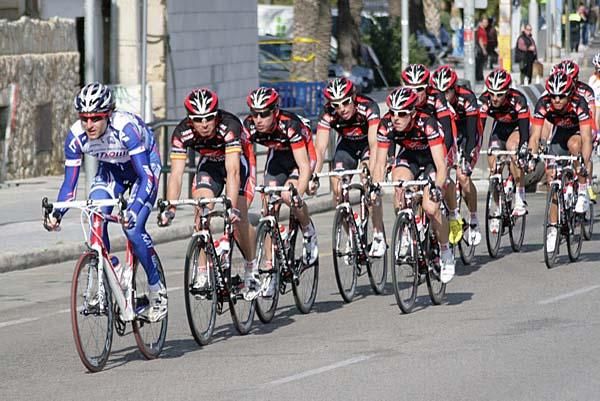 A whole lot of Caisse d'Epargne riders are lined up behind a Katusha rider.