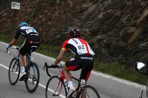 Tiago Machado (RadioShack) follows Stephen Cummings (Sky) with 500m to go.