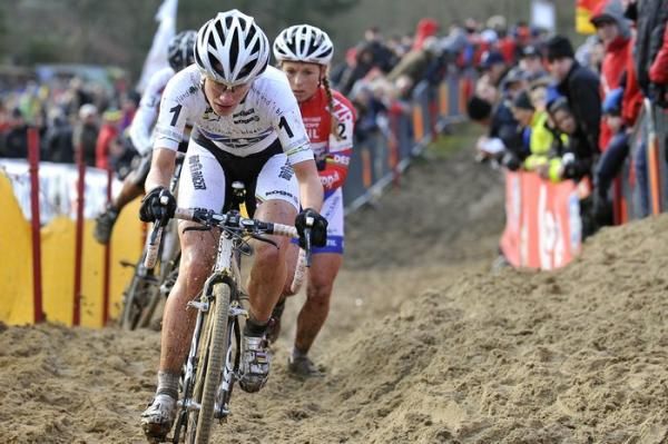 Marianne Vos stays in the saddle as her compatriot Daphny Van Den Brand runs on the dunes.