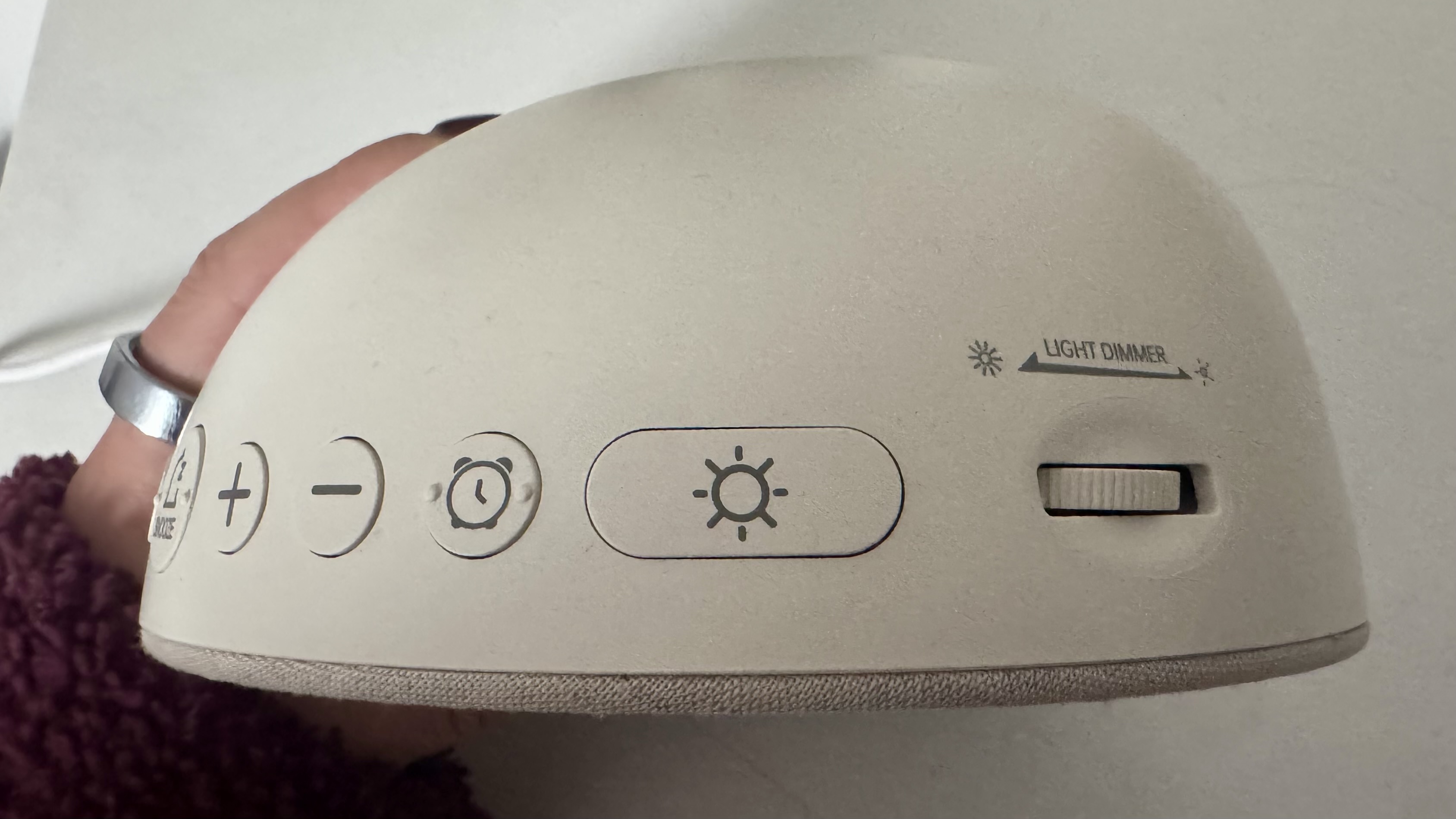 Our sleep tech reviewer testing the Dreamegg sunrise alarm clock 