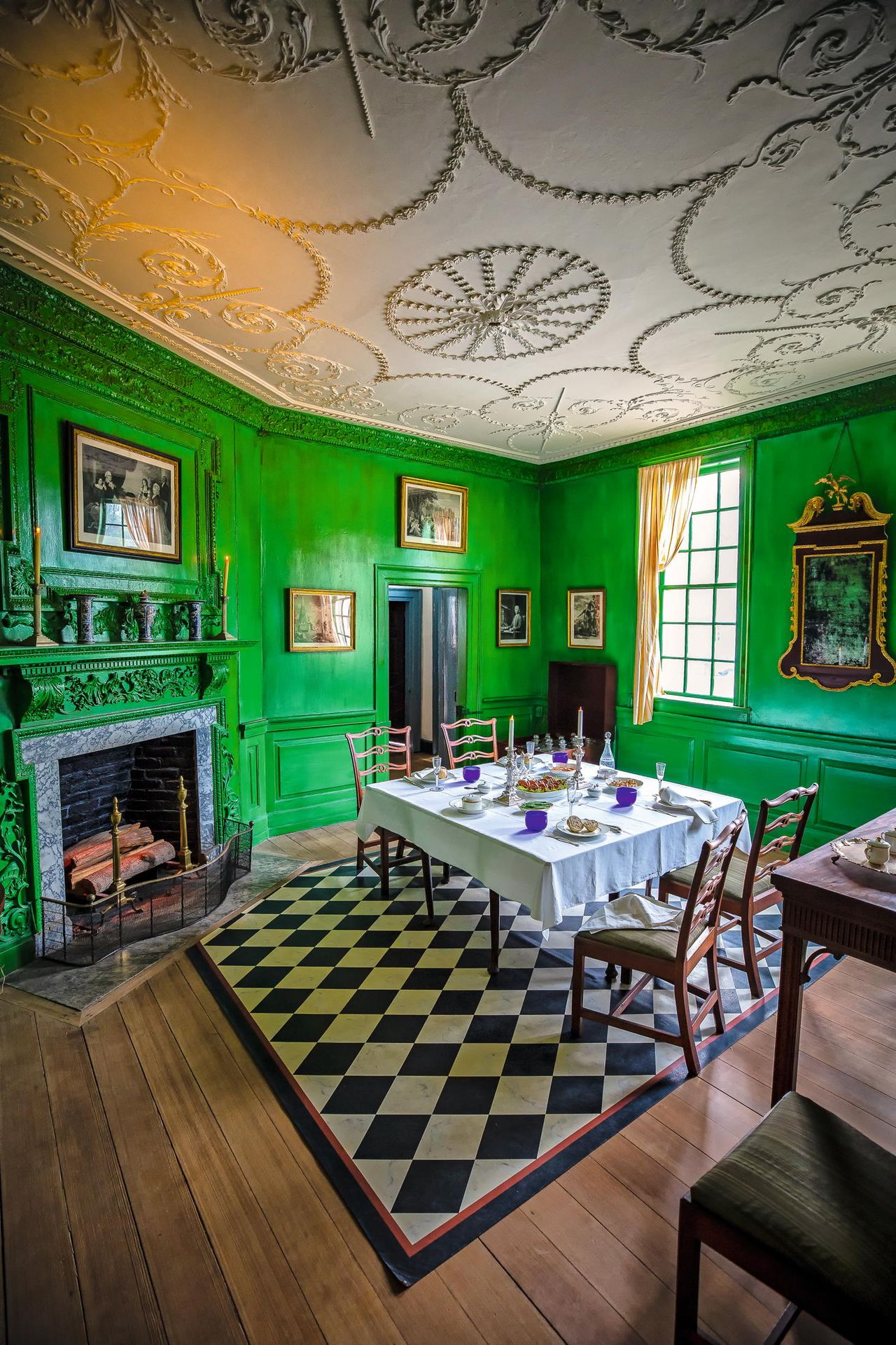 Fig 1: The deep-green dining parlour at Mount Vernon, Virgina, with its 1775 neo-Classical ceiling taken from Plate 62 of Pain’s The Practical Builder.