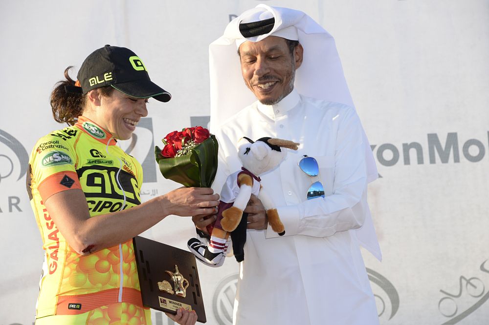 Annalisa Cucinotta (Ale-Cipollini) presented with the winner's flowers