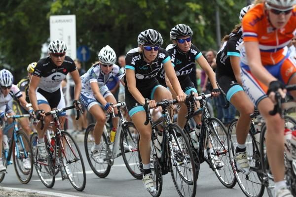 The Kleo team stick together in the bunch