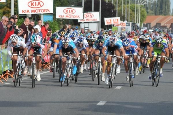 Adam Blythe (Omega Pharma - Lotto), second from left, has a slight advantage approaching the finish line.
