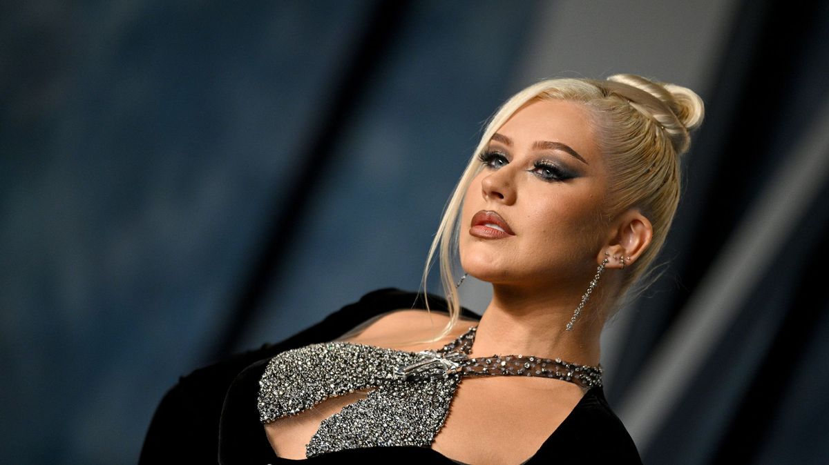 La vision de Christina Aguilera sur cette tendance du papier peint peut donner à un petit espace un aspect « ouvert et glamour », disent les designers.