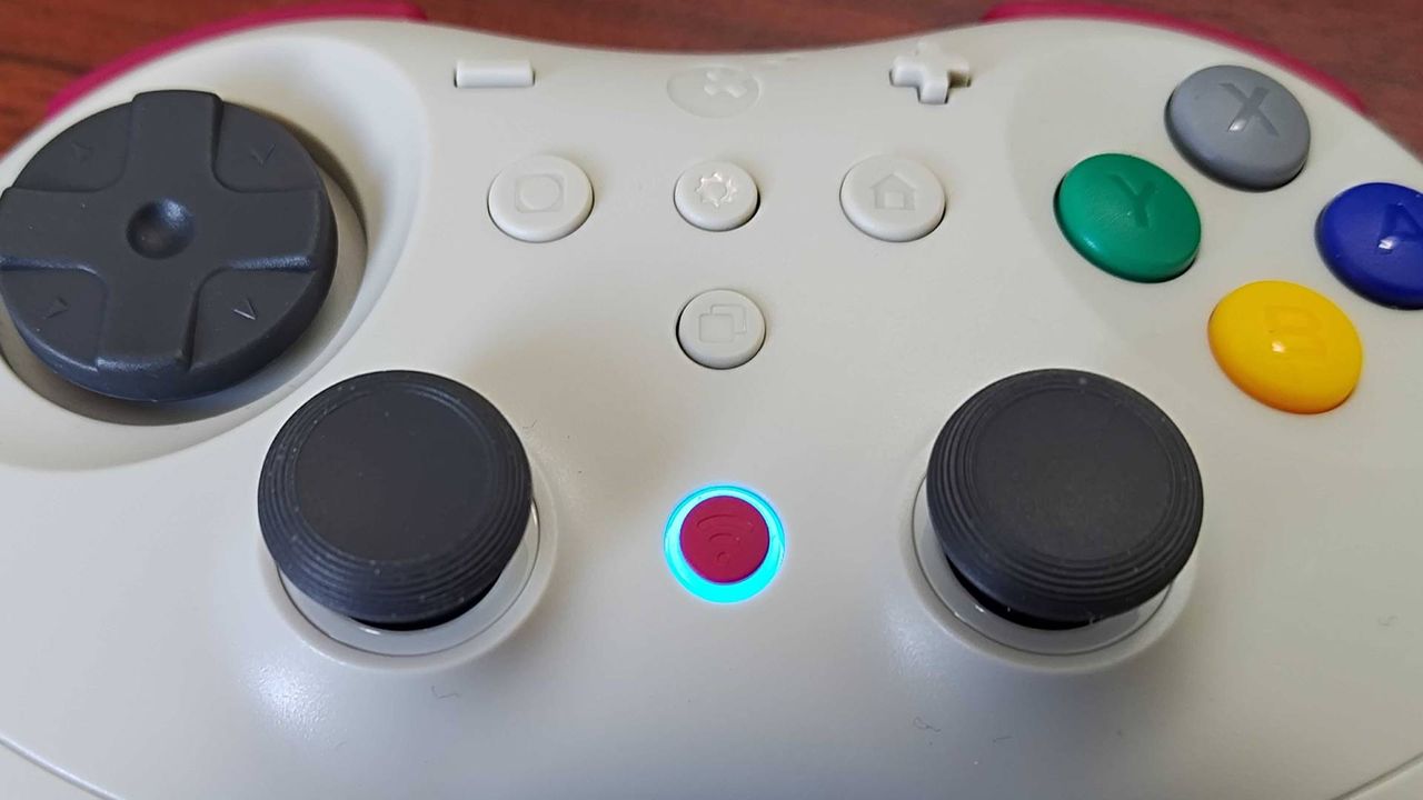 Close up of Gulikit Elves 2 Pro front with settings button in middle.
