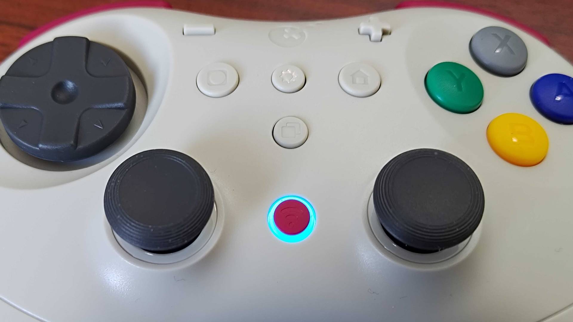 Close up of Gulikit Elves 2 Pro front with settings button in middle.
