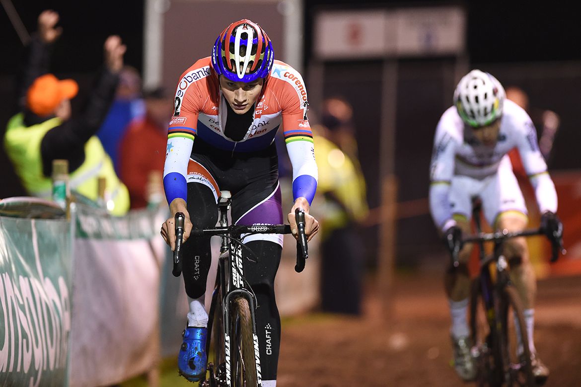 Mathieu van der Poel (Beobank-Corendon) piles on the pressure.