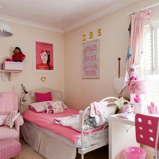 girls bedroom with cream wall and pink bed