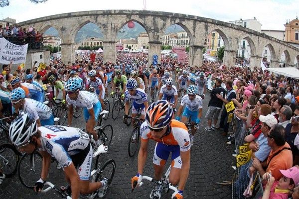 Riders set out from Sulmona for the 18th stage of the Giro d'Italia.