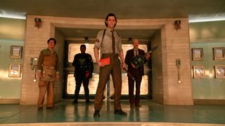 OB, Hunter B-15, Loki ja Mobius seisovat tiilioven edessä Marvel-sarja Lokin 2. kaudella