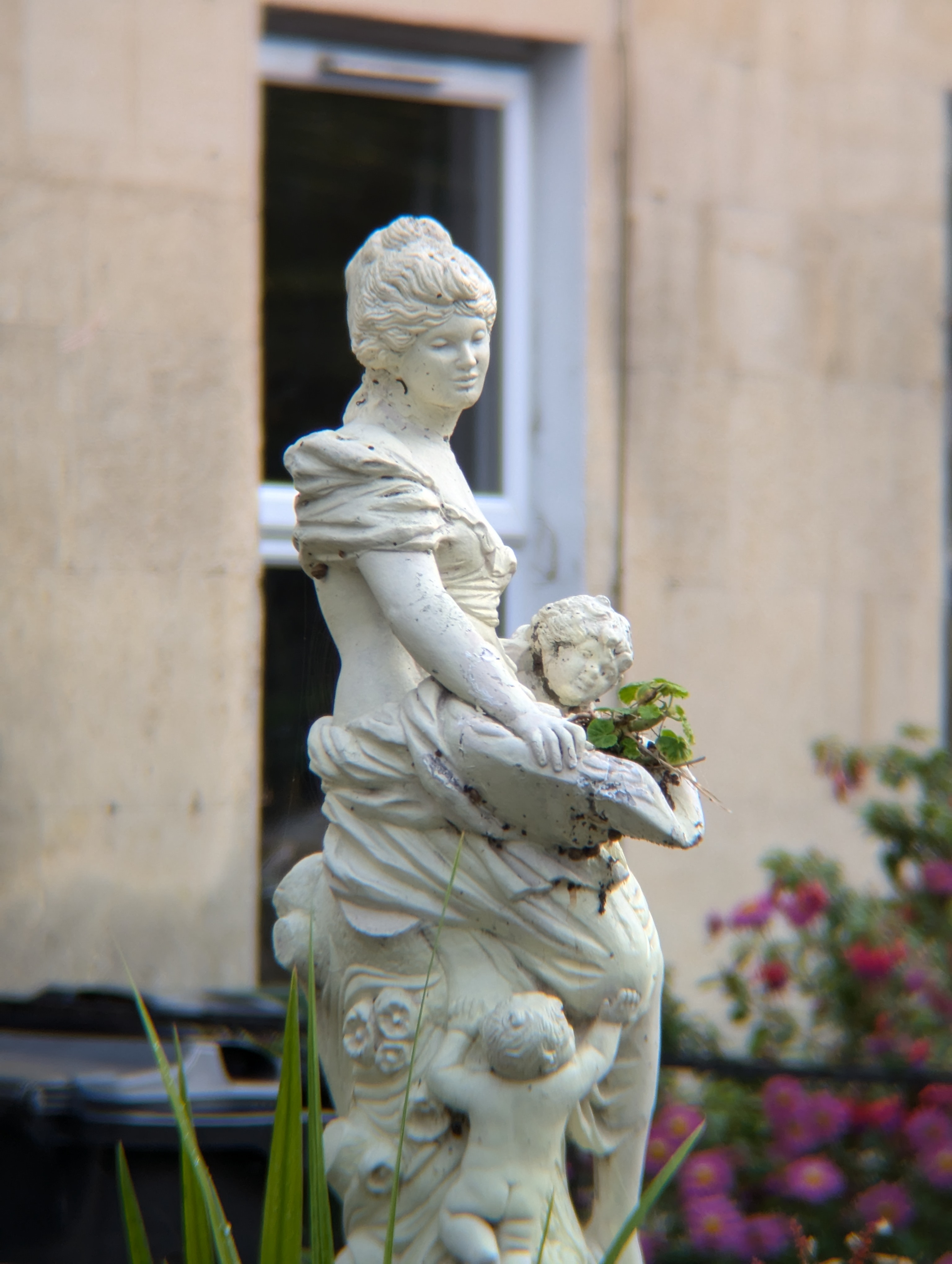 A photo of a statue of a woman and children taken with an Apexel TM6 TeleMacro lens