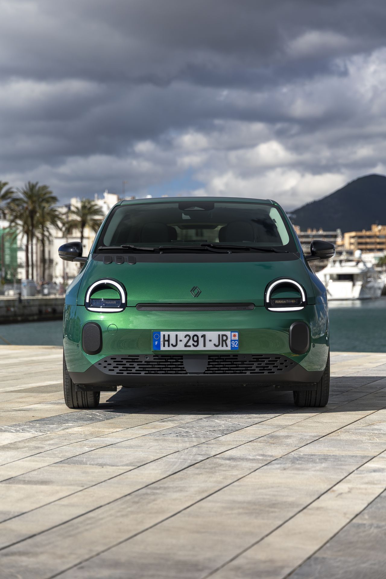 Static images of the Twingo in Ibiza with the sea behind it