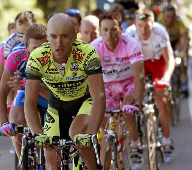 Stefano Garzelli (Vini Caldirola-SO.DI) leads his rivals in 2003