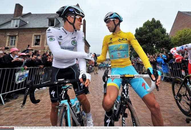Michał Kwiatkowski shakes hands with Vincenzo Nibali