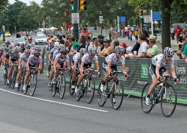 At 2km to go, Team HTC-Highroad is in control of the race