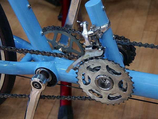 The built-in 2:1 gearing runs half-sized chainrings which presumably shifter better than typical setups.