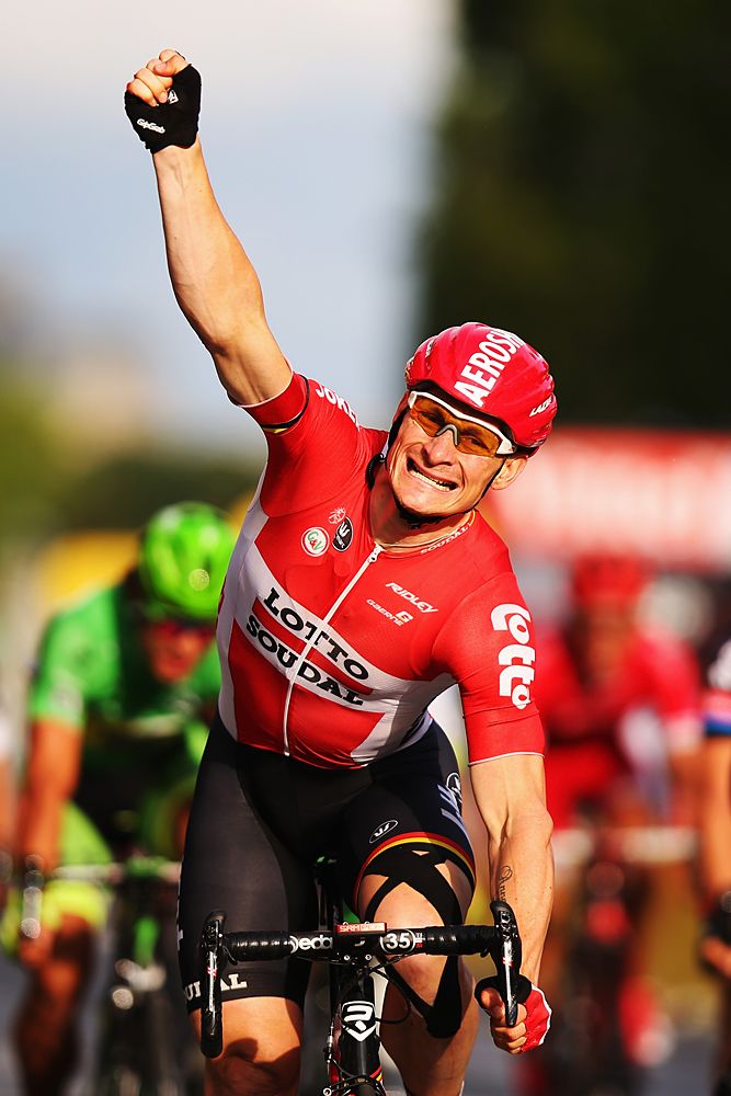 Andr&eacute; Greipel (Lotto Soudal) wins on the Champs-Elys&eacute;es